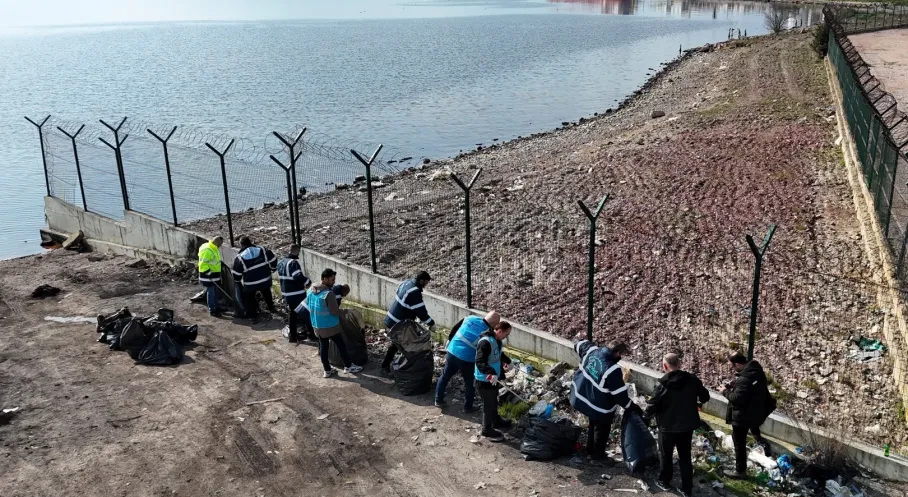 Kocaeli'nin Mavi Takımı Sahillere Nefes Aldırıyor: Plajyolu'nda Dev Atık Temizliği!