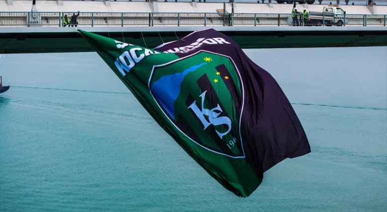 Kocaelispor Bayrağı Osmangazi Köprüsü'nde Dalgalanıyor! Şampiyonluk Coşkusu Köprüye Taşındı