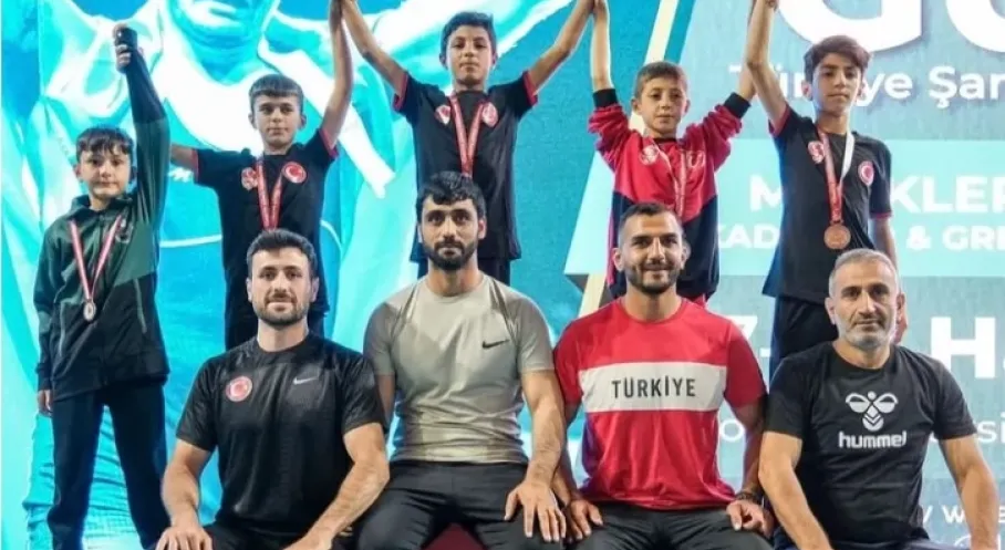 Konya Karatay'dan Güreş Şampiyonası'nda Tarihi Başarı! Minikler Türkiye'yi Salladı