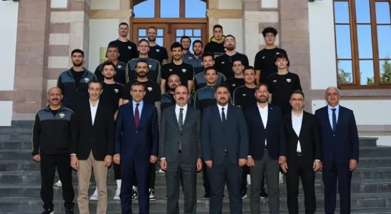 Konya'da yükselen takımdan Başkan Altay'a ziyaret