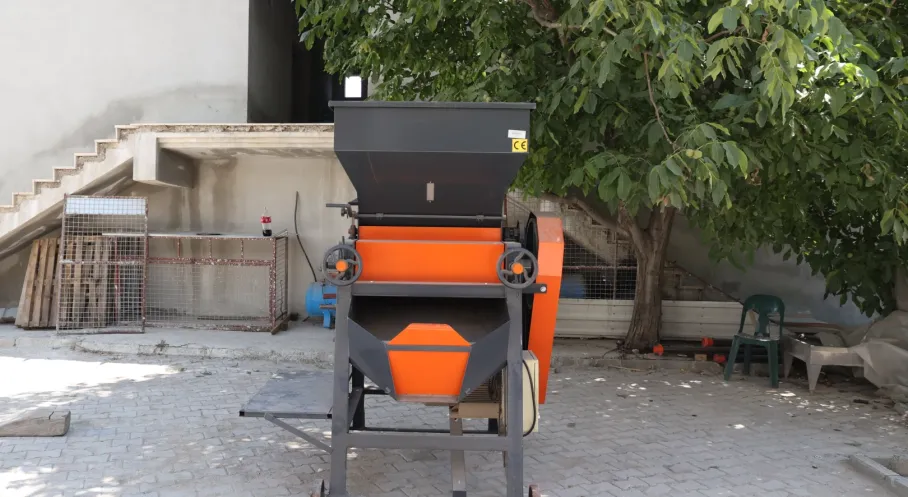 Korkutelili Üreticiye Yem Ezme Makinesi Desteği