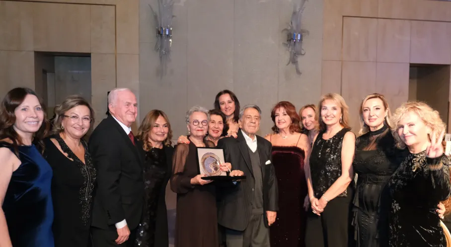 Koruncuk Vakfı Yıl Sonu Yemeği Yıldızları Ağırladı: Kız Çocukları İçin Kalpler Bir Oldu!