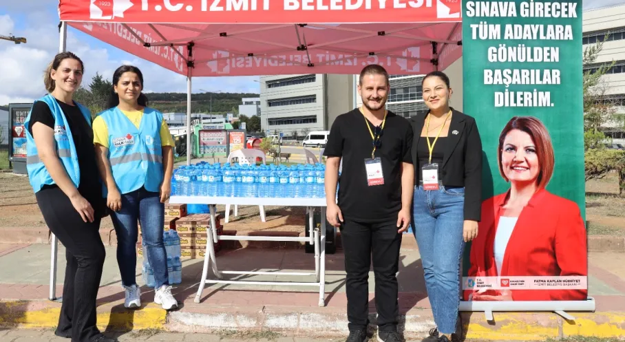 KPSS Adaylarına İzmit Belediyesi'nden Büyük Destek! Sınav Öncesi Su İkramı ve Moral