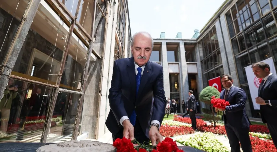 Kurtulmuş'tan Anlamlı Ziyaret: Meclis'te Bombalanan Alanlara Karanfil Bırakıldı!
