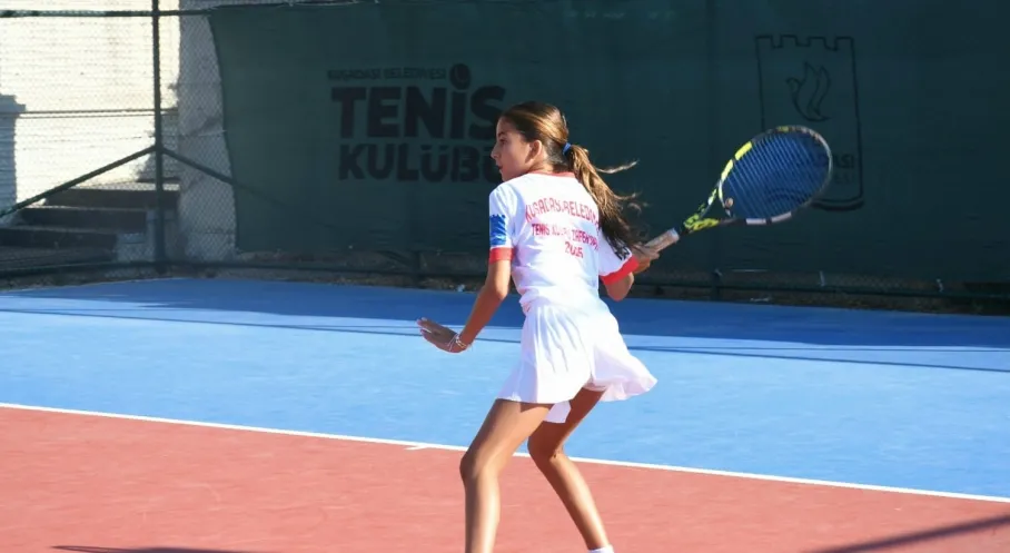 Kuşadası Tenis Kulübü'nde Zafer Bayramı Coşkusu: Raketler Kupalar İçin Sallandı!