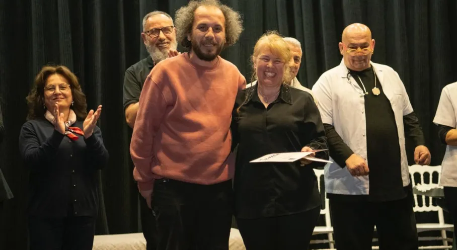 Kuşadası Tiyatro Günleri Başladı: Ücretsiz Oyunlar Sahneye Çıkıyor!