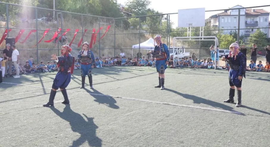 Kütahya’da Mahalle Buluşması: Eğlence ve Futbol Heyecanı Bir Arada