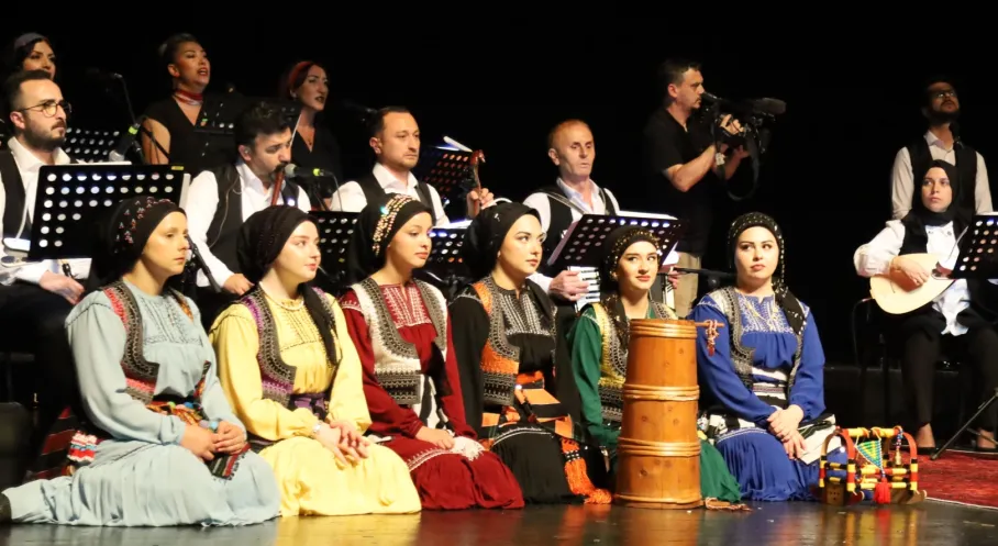 Bursa'da Karadeniz Rüzgarı Esti: 'Kuzeyin Ezgileri' Konseri Salonları Coşturdu!
