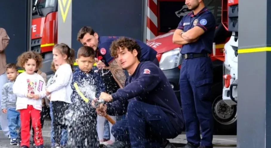 Kocaeli'de Miniklerden İtfaiye Ziyareti: Yangın Güvenliği Eğlencesi!