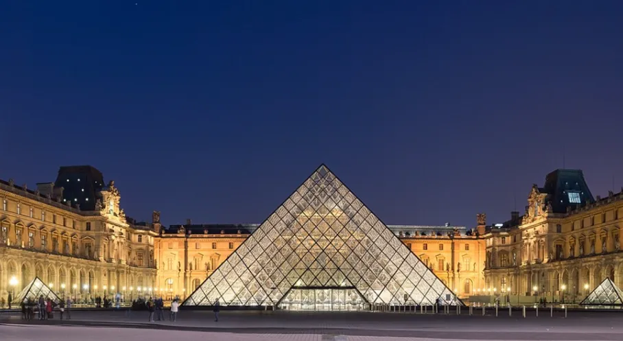 Louvre Müzesi Soygun Sonrası Yeniden Açıldı: Ziyaretçiler Akın Ediyor!