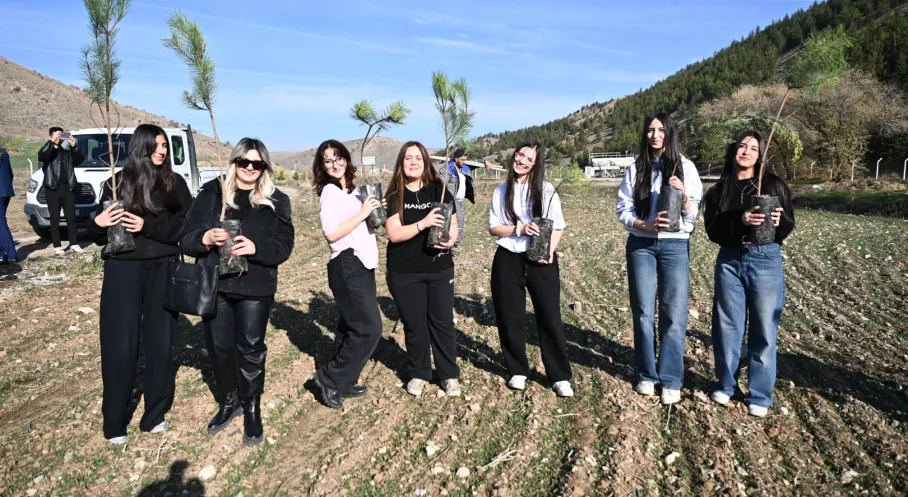 Mamak'ta Öğrencilerden Anlamlı Fidan Dikimi: Geleceğe Yeşil Miras!