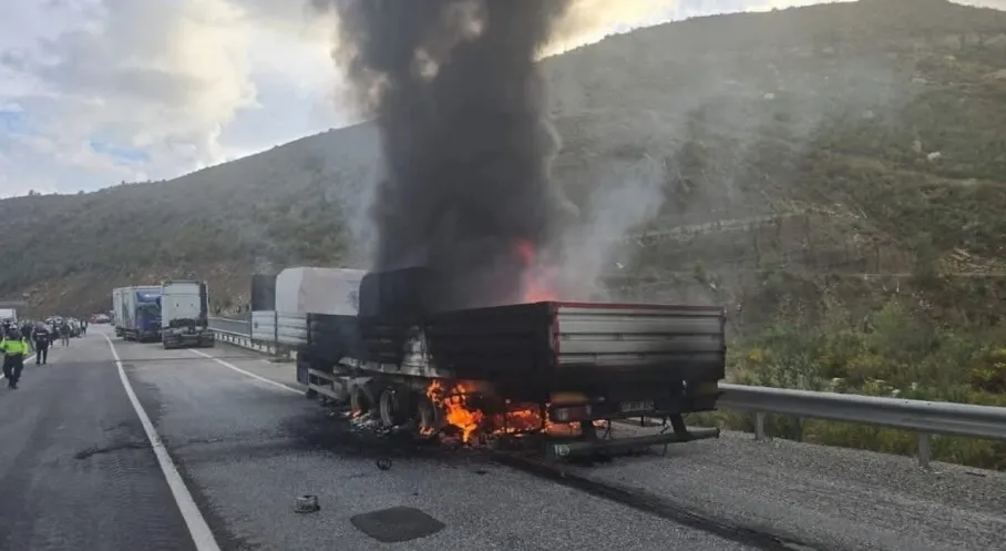 Manavgat'ta Mermer Yüklü Tır Alevlere Teslim! İşte Yangının Sebebi