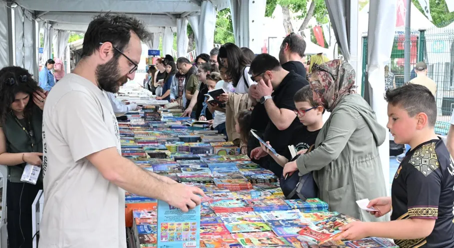 Manisa 9. Kitap Fuarı Ziyaretçi Akınına Uğradı: Edebiyat Yıldızları Sahnede!