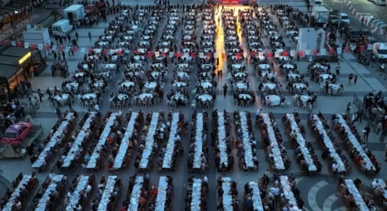 Manisa Büyükşehir Belediyesi'nin İftar Sofraları 100 Bin Kişiye Ulaşacak