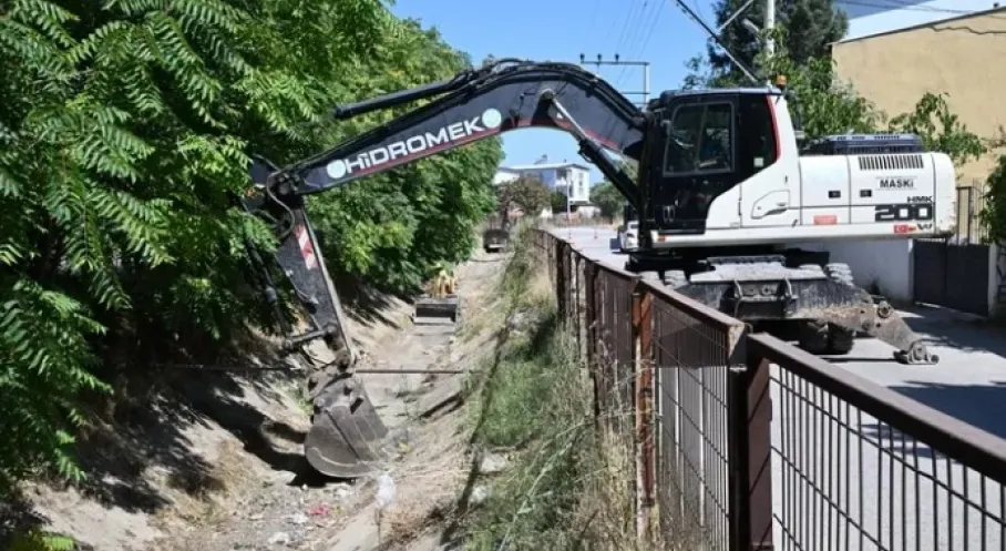 Manisa'da Kanal Temizliği: Fevzi Çakmak Mahallesi Rahat Bir Nefes Aldı!