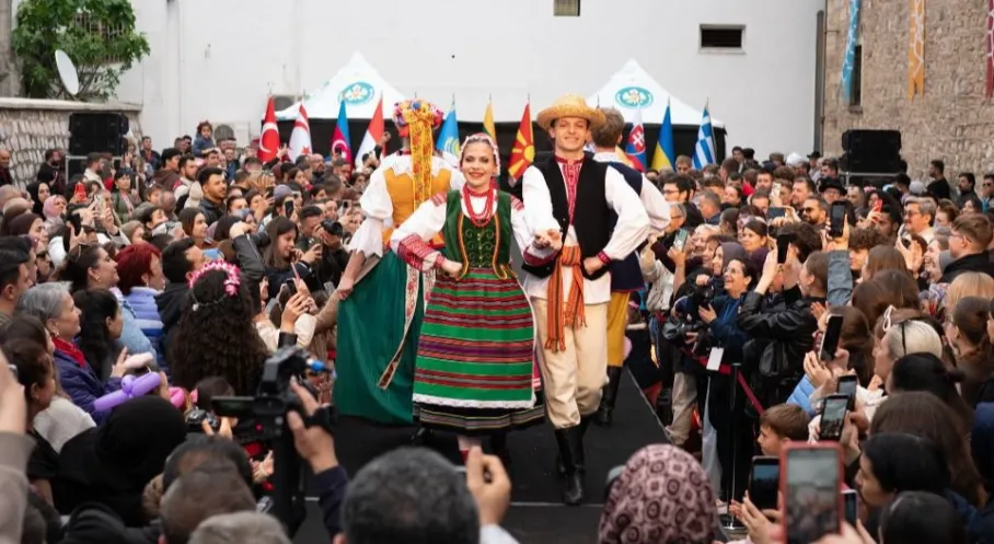 Manisa Mesir Festivali'nde Dünya Kültürleri Podyumda Buluştu: Görkemli Defile Büyük İlgi Gördü!