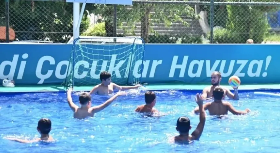Manisa'da Rekor! 6 Bin Öğrenci Ücretsiz Yüzme Keyfi Yaşadı!