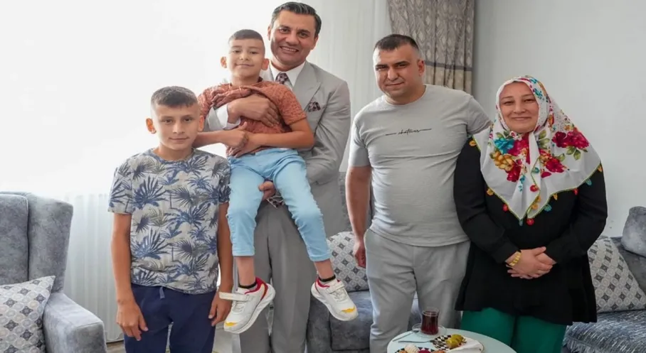 Manisa'da Bayram Sevinci: Başkan Zeyrek'ten Küçük Ali'ye Unutulmaz Ziyaret!