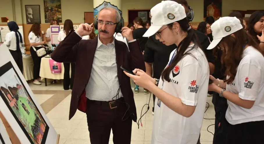 Manisa'da Bilim Şöleni! TÜBİTAK 4006 Fuarı'nda 16 Proje Göz Kamaştırdı!