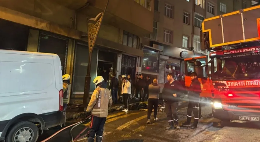 Manisa'da Büyük Panik: 4 Katlı Binanın Balkonu Alev Alev Yandı, Bina Tahliye Edildi!