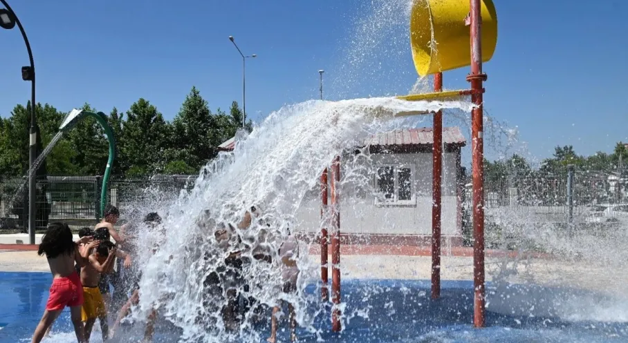 Manisa'da Çocukların Yeni Gözdesi: Fresh Park Su Oyunlarıyla Serinletiyor!