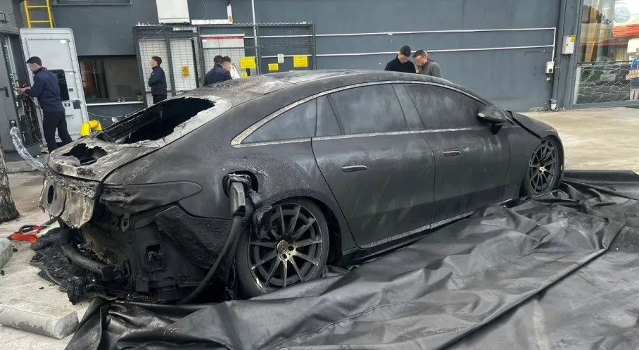 Manisa'da Dehşet Anları: Lüks Elektrikli Otomobil Şarjdayken Alev Topuna Döndü!
