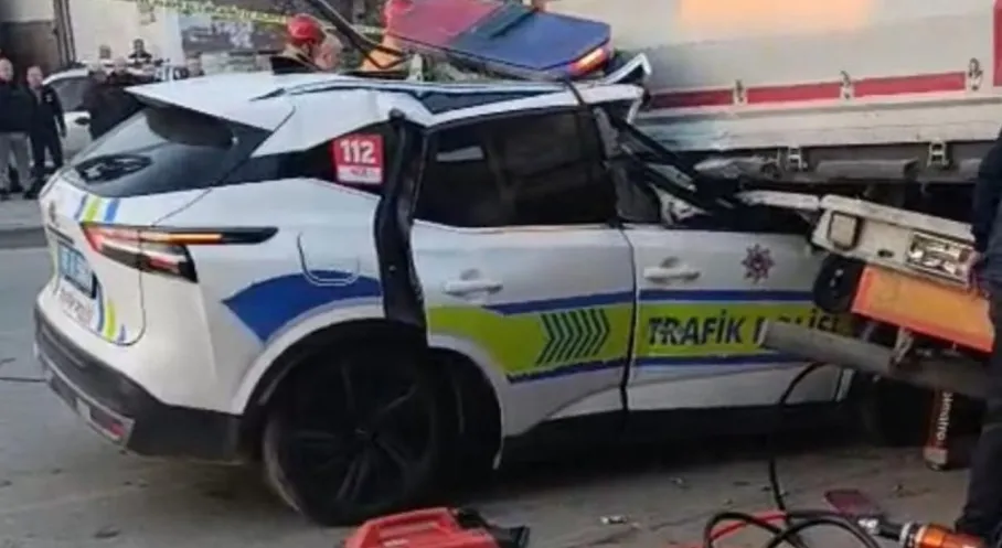 Manisa'da Feci Kaza: Polis Ekip Aracı Tıra Çarptı, 1 Şehit!
