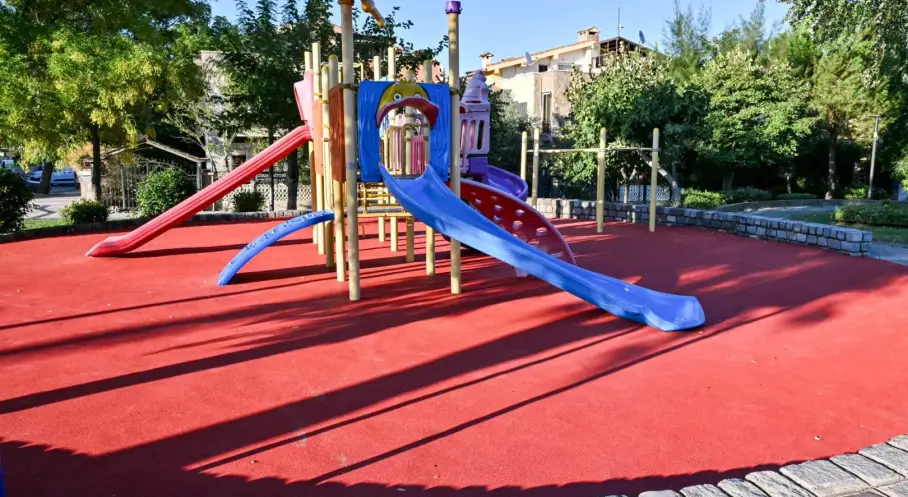 Manisa’da Park ve Oyun Alanlarının Zeminleri Yenileniyor