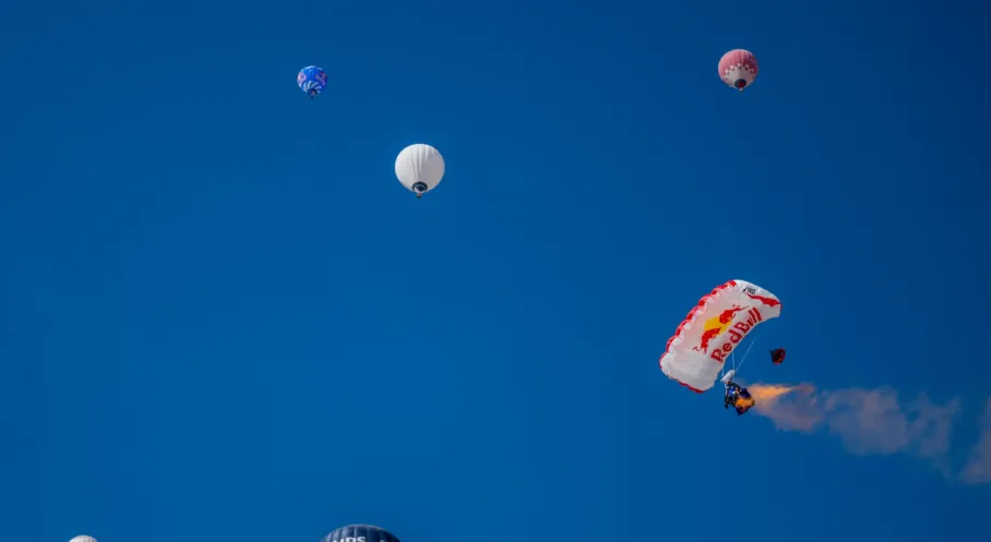 Marco Waltenspiel, Kapadokya'da Sıcak Hava Balonları Arasında 200 Km Hızla Uçtu