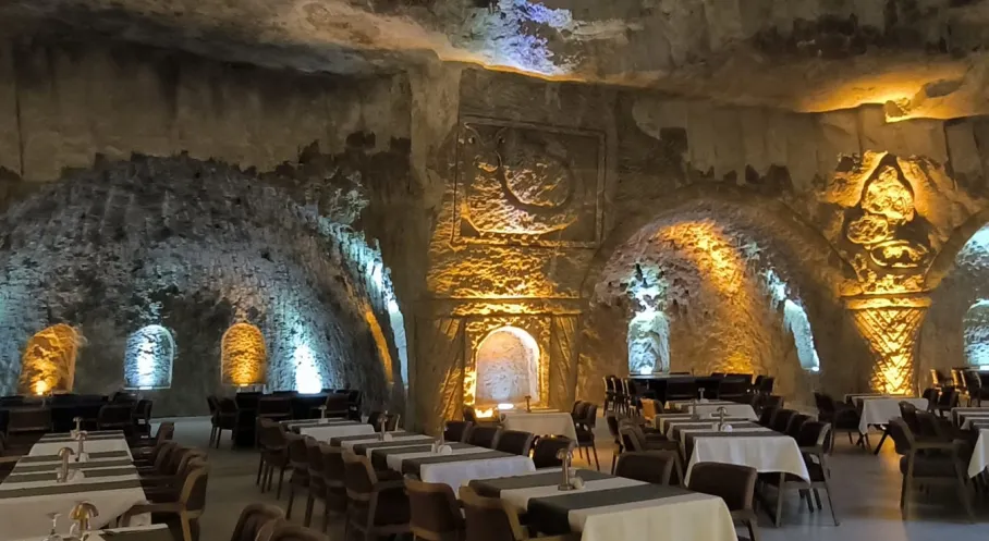 Mardin'de Türkiye'nin İlk Mağara Restoranı Açıldı! Yaz Sıcaklarından Kaçışın Yeni Adresi