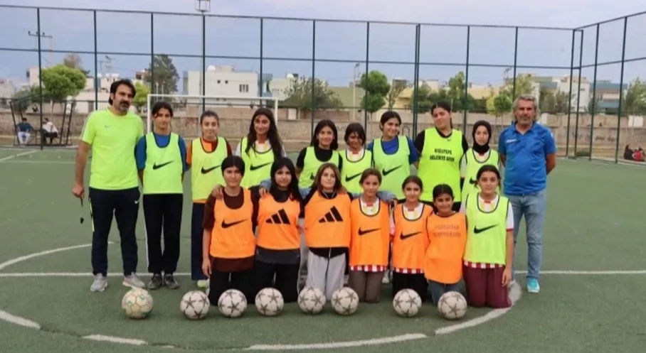 Mardin'de Bir İlk: Genç Kızlar Futbol Sahasında!