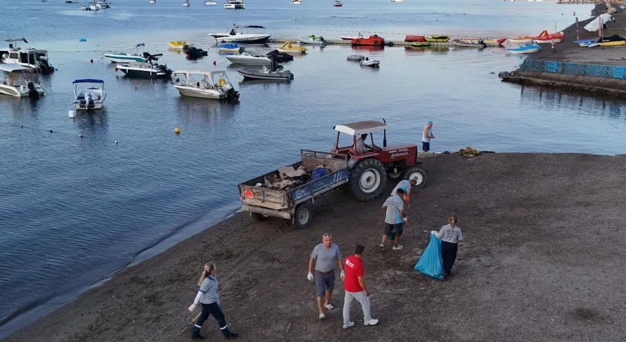 Marmaris Halk Plajı Güne Temizlikle Başlıyor