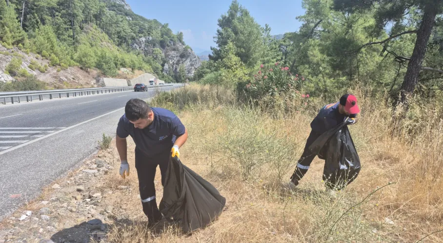 Marmaris'te Şok Eden Görüntüler: Karayolu Temizliğinde 150 Torba Çöp!