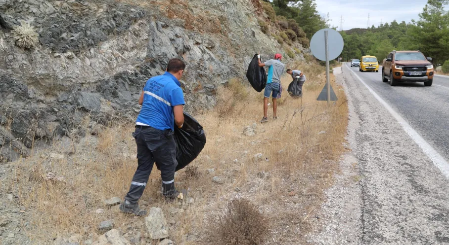 Marmaris'te Şok Eden Temizlik! 55 Km Yolda 580 Poşet Çöp Toplandı