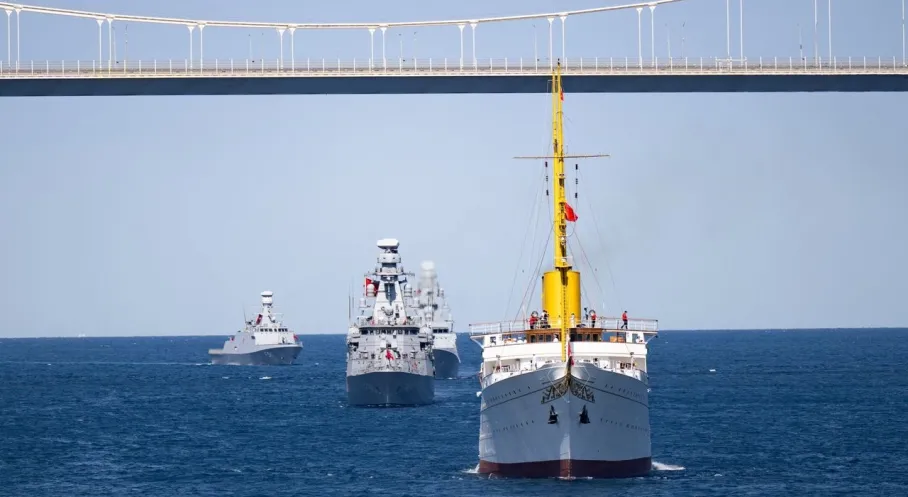 Mavi Vatan'ın Gururu: TCG Anadolu İstanbul Boğazı'ndan Geçti!