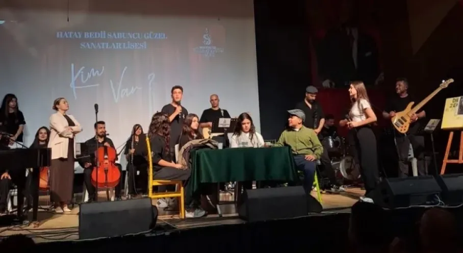 MEB'den Liselilere Tiyatro Şöleni: 'Kim Var?' Projesi Sahne Tozu Yutturdu!