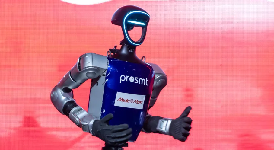 MediaMarkt Etkinliğinde Erik Dalı Oynayan İnsansı Robot: Gelecek Perakendede!