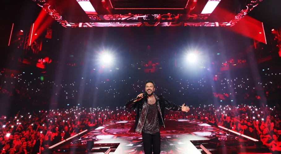 Megastar Tarkan'dan Konser Sahnesinden Eşine ve Kızına Özlem Dolu Mesaj: 'İlk Kez Bu Kadar Ayrı Kaldık!'