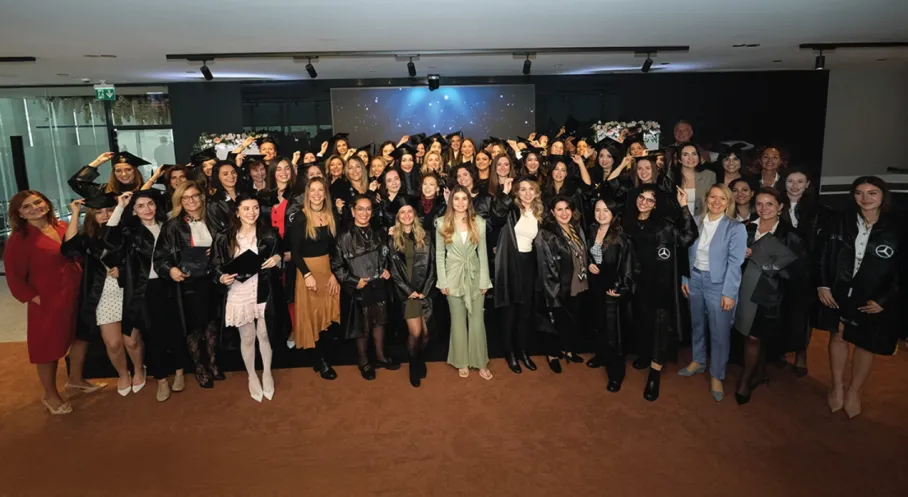 Mercedes-Benz'den Genç Kadınlara 1.8 Milyon TL'lik Kariyer Desteği: Başvurular Açıldı!