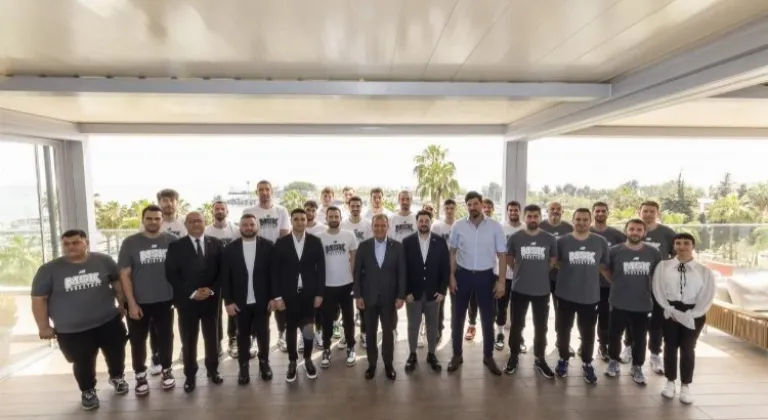 Mersin Büyükşehir Belediye Başkanı Vahap Seçer, MSK Basketbol Takımı Oyuncuları ile Buluştu