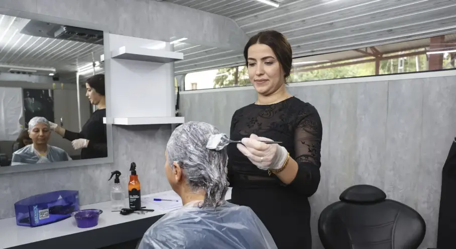 Mersin Büyükşehir Belediyesinden Kırsal Mahallelere Mobil Kuaför Hizmeti