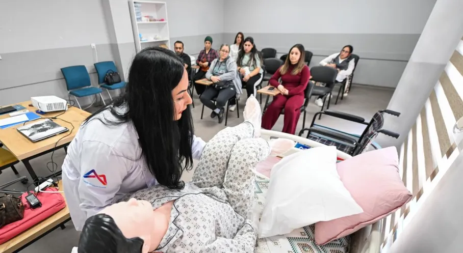 Mersin Büyükşehir'den Sosyal Belediyecilikte Çığır Açan Hamle: Ücretsiz Hasta ve Yaşlı Bakımı Kurslarıyla İstihdama Tam Destek!