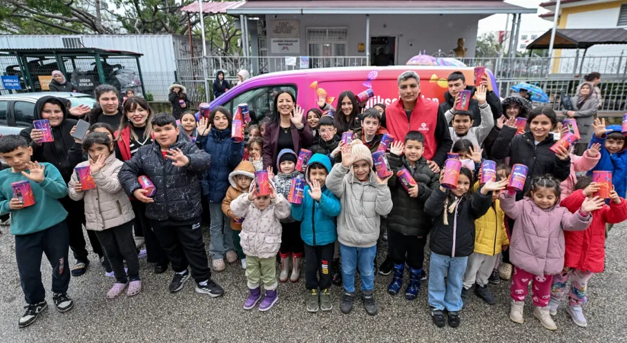 Mersin'de Bayram Coşkusu Zirvede: 60 Bin Çocuğa Hem Şeker Hem Satranç Hediyesi!