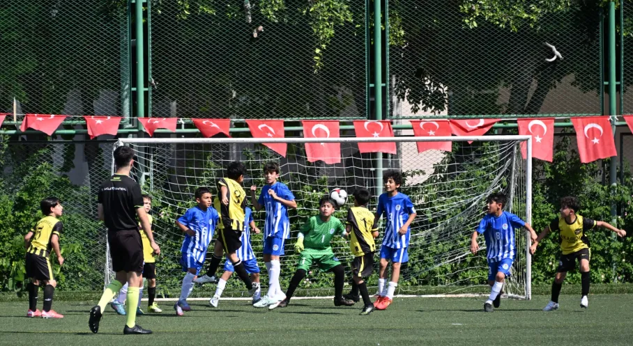 Mersin'i Sallayan Futbol Coşkusu: 3 Binden Fazla Genç Sporcu Sahaları İnletti!