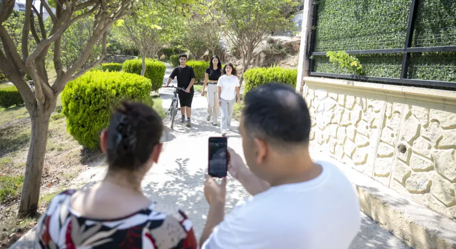 Mersin’de Gençlerden Engelleri Algılayan Akıllı Şapka