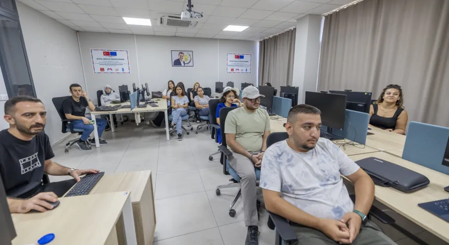 Mersin’de Gençlere Yönelik Dijital Beceri Eğitimleri Sürüyor