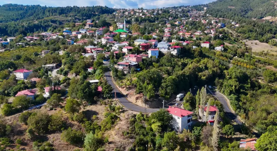 Mersin’de Kırsal Mahallelerin Yol ve Kaldırım Çalışmaları Sürüyor
