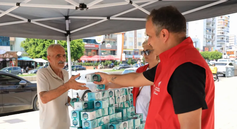 Mersin’de Mevlit Kandili’nde Vatandaşlara Kandil Simidi İkramı