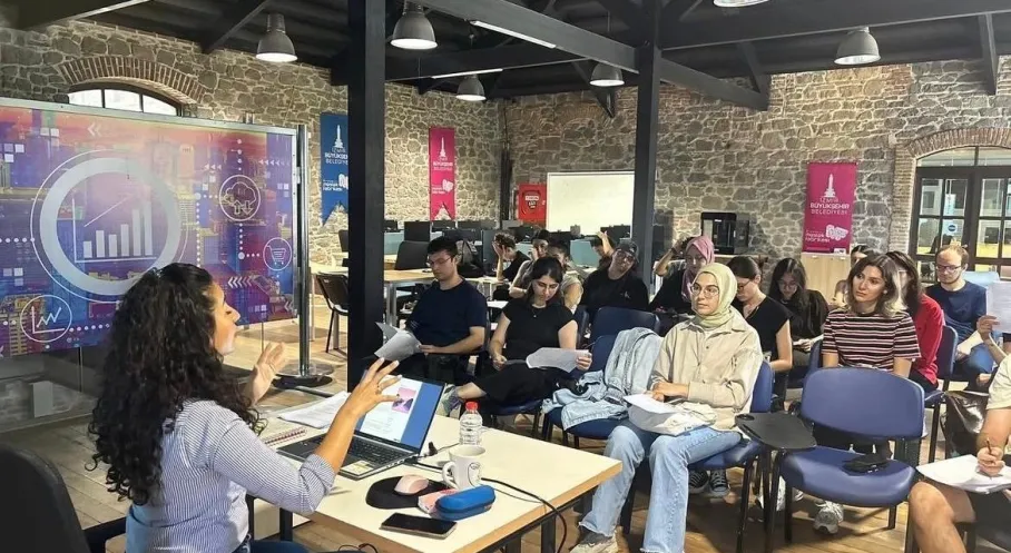 İzmir'de Yapay Zeka Devrimi: Meslek Fabrikası Gençleri Geleceğe Hazırlıyor!
