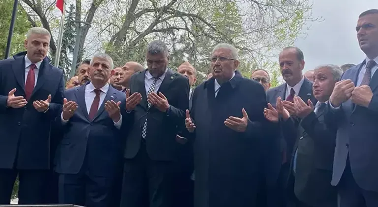 MHP Başkanlık Divanı, Alparslan Türkeş'i Mezarı Başında Andı: Bahçeli Katılmadı